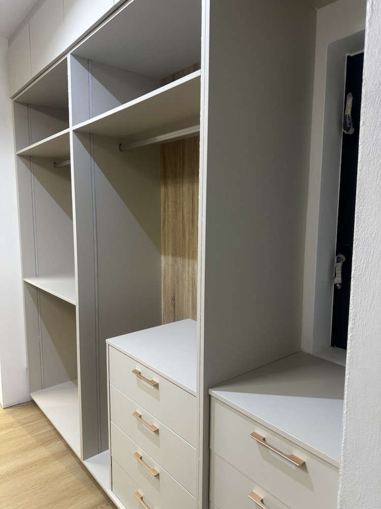 Détail des tiroirs clairs et penderies du dressing